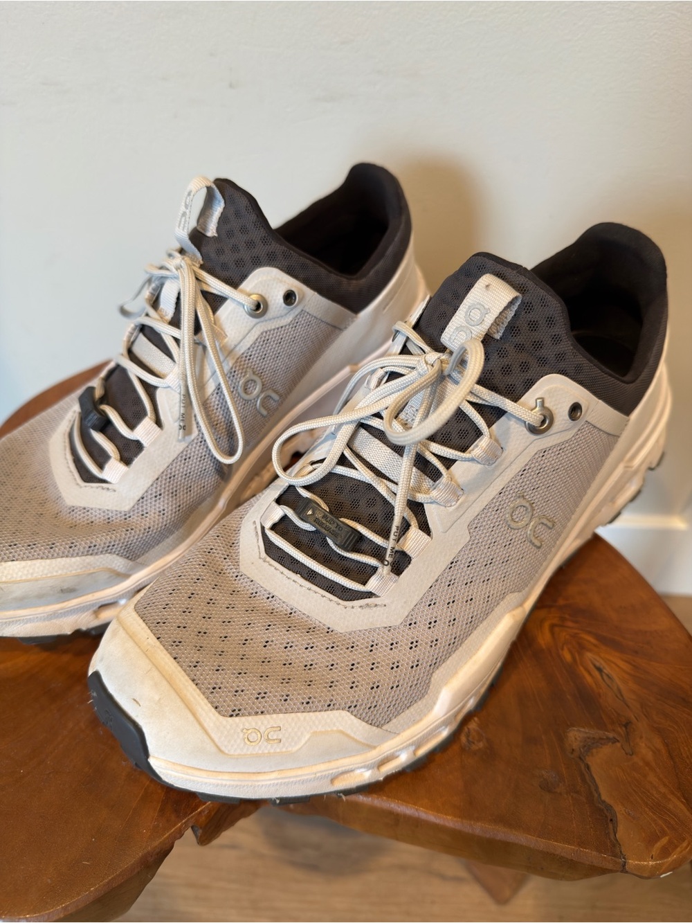 On Running Womens Cloud Sneakers - Light Gray/Black
